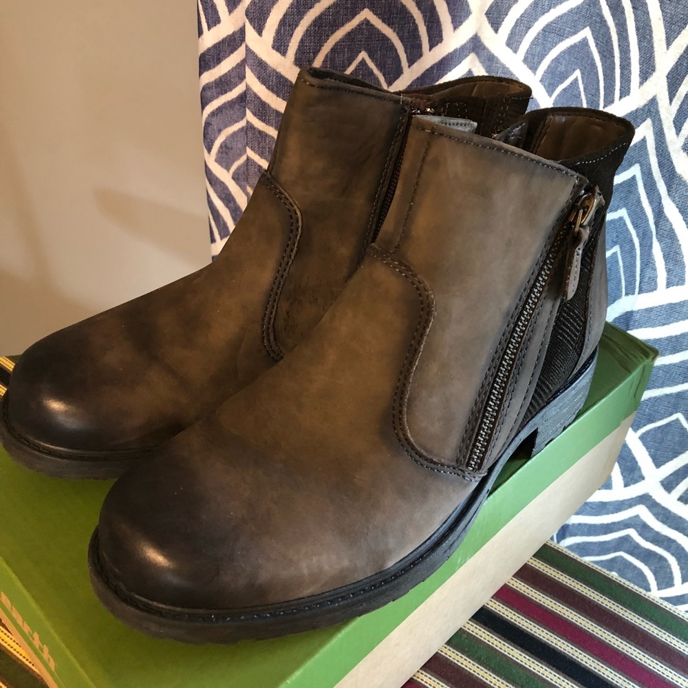 Earth Brown Ankle Boots - Picture 3 of 4